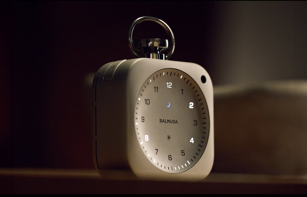 kangg's tweet photo. Balmuda ออกสินค้าใหม่ The Clock 

เป็นนาฬิกาที่ออกแบบให้มีกลิ่นอายนาฬิกาพกพาในอดีตมีขนาดเล็กดีไซน์มินิมัลสุดๆ น้ำหนัก 200 กรัม 

ตัวบอดี้ทำจากอลูมิเนียมสีเงินขัดผิวด้าน หน้าปัดวงกลมเลข 1 ถึง 12 ไม่มีเข็มนาฬิกา แต่ใช้แสงสีขาวให้ตัวเลขนั้น ๆ เด่นขึ้นมา ตัวเครื่องสามารถเชื่อมต่อกับแอพเพื่อตั้งค่าต่างๆไ���้ทั้งเวลาปลุก มีโหมด Relax Time ที่จะเป็นเสียงธรรมชาติต่างๆแบบ ASMR เสียงฝน เสียงแม่น้ำ เสียงเตาผิง ผ่านลำโพงสเตอริโอของตัวนาฬิกา 

The Clock ชาร์จแบตผ่าน USB-C ด้านหลังเครื่อง ตามสเป็คระบุว่าชาร์จ 1 ครั้งใช้งานต่อเนื่องได้ 24 ชั่วโมง

ด้านการออกแบบทาง Balmuda ร่วมกับ LoveForm บริษัทของ Jony Ive ในการดีไซน์ The Clock ขึ้นมา โดยทั้งสอง��ริษัททำงานร่วมกันมาสักพักแล้วสินค้า Balmuda ชิ้นแรกที่ทำดีไซน์ร่วมกับคือ Sailing Lantern ที่ออกเมื่อ ก.ย. 2025

ราคาของ The Clock ในญี่ปุ่น ¥59,400 เยน (ประมาณ 12,000 บาท)

https://t.co/WIwmbwZvFl