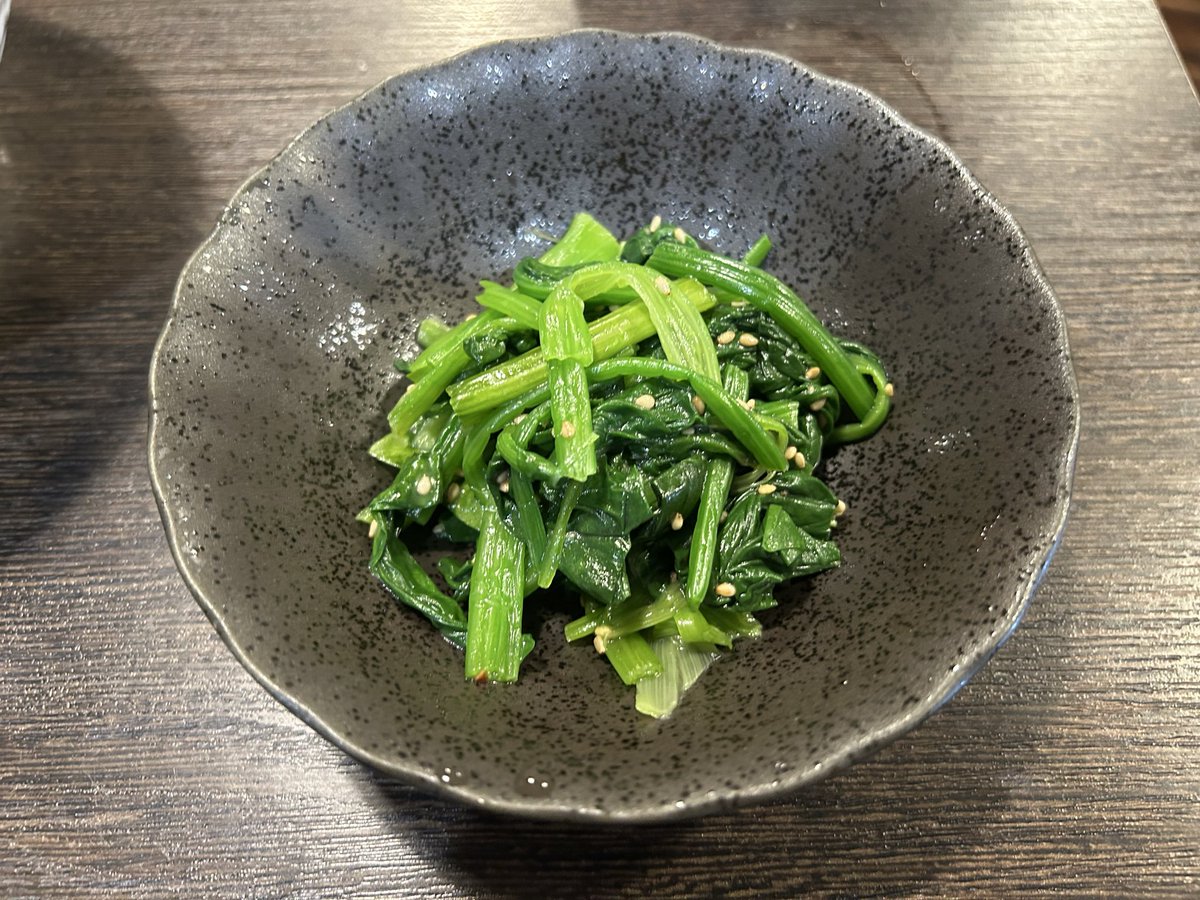 Chan_Sakehiro's tweet photo. お昼ご飯は宮崎辛麺に、ピーマンと青唐辛子、地元産のネギを入れて、野菜たっぷり辛麺にしました☺️
辛ッ🥵
もともと辛いのに、青唐辛子でパワーアップさせてしまいました💦
実家で収穫したほうれん草もあります！
これがまためちゃ美味しいです😋
食後のおやつは、先日友人から頂いた鳩サブレーです♪ https://t.co/MppPkUcY0l