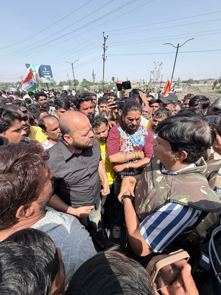 JSherpur's tweet photo. हक और अधिकार की बात करने आई रतलाम जिले की जनता को कलेक्टर कार्यालय से दूर बैरिकेडिंग लगाकर रोक दिया गया है… अधिकारियों का कहना है कि “भीड़ ज्यादा है, इसलिए मैडम आपसे नहीं मिल सकतीं, लेकिन सवाल ये है क्या जनता से बड़ा भी कोई होता है..?

आज मंगलवार को जनसुनवाई का दिन है, जनता अपनी समस्याएँ लेकर आई है लेकिन जब जनता को ही दरकिनार कर दिया जाए, तो ये कैसी व्यवस्था है?

लगता है मैडम को जनता से मिलना मंजूर नहीं पर हम भी पीछे हटने वालों में से नहीं हैं, जब तक हमारी मांगों पर सुनवाई नहीं होगी, हम यहाँ से हिलने वाले नहीं हैं. यह लड़ाई हक और सम्मान की है और इसे अंत तक लड़ेंगे.