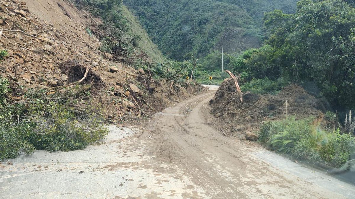 MIT_Ecuador's tweet photo. #Loja | Parcialmente habilitada la vía Yangana - Sabanilla - Límite provincial con ZamoraChinchipe, sector quebrada de Gualanumaca.

🤝Tareas conjuntas con el Gad de Palanda.
⚠️Conduzca con precaución. https://t.co/NgZsizS4jT