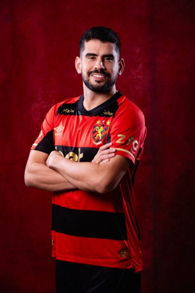 boletimscr's tweet photo. Esse cidadão é a prova cabal de que o @sportrecife segue sendo uma verdadeira bagunça. 

Em qualquer clube PROFISSIONAL, ele estaria entregue ao dpto físico + nutrição para fazer o mínimo, que é entrar em forma. 

Chega a ser constrangedor ver esse obeso se arrastando em campo. https://t.co/kKrNuqp3M3