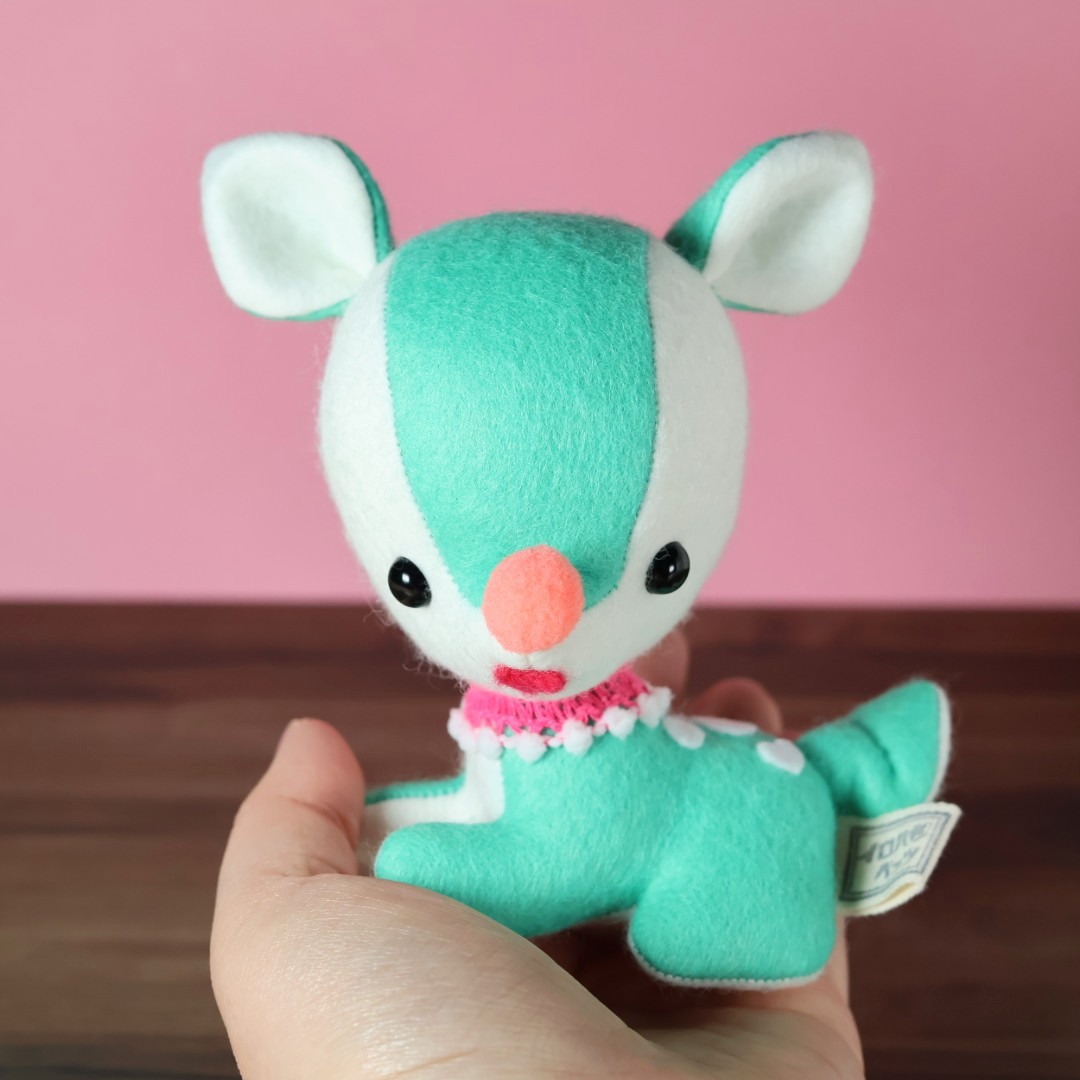 イロハペッツ新作、エメラルドグリーンバンビちゃんです✨お座りポーズがかわいいバンビちゃんです　minneに出品しました
minne.com/@sumiresyugei
#ぬいぐるみ
#ぬいぐるみ作家
