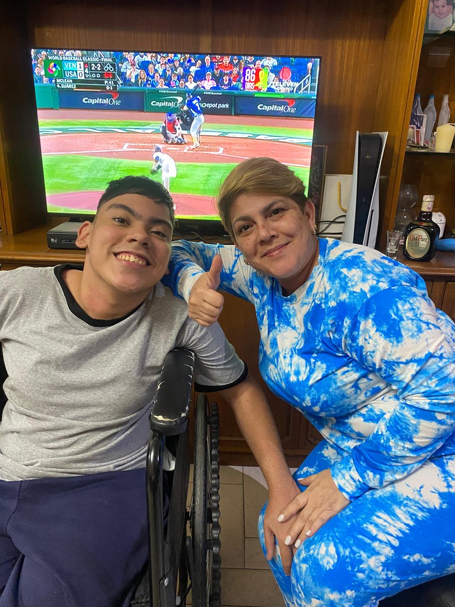 NeidaChacon's tweet photo. Aquí en vista alegre, saludos a mi hermano Luis Manuel Vera ❤️
#BEISBOLxTELEVEN @Teledeportes_10
@Canal_Televen https://t.co/WgwmaPeBr6
