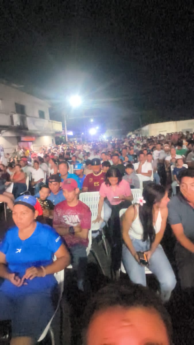 EnzoCavalloR's tweet photo. @Canal_Televen 
@Canal_Televen @Televen_10 @Teledeportes_10 #BEISBOLxTELEVEN 
Disfrutando de la mejor transmisión TELEVEN en pantalla gigante desde Turén Portuguesa. Venezuela esta sonando. Estamos en todo... https://t.co/XnD1AxXRyn