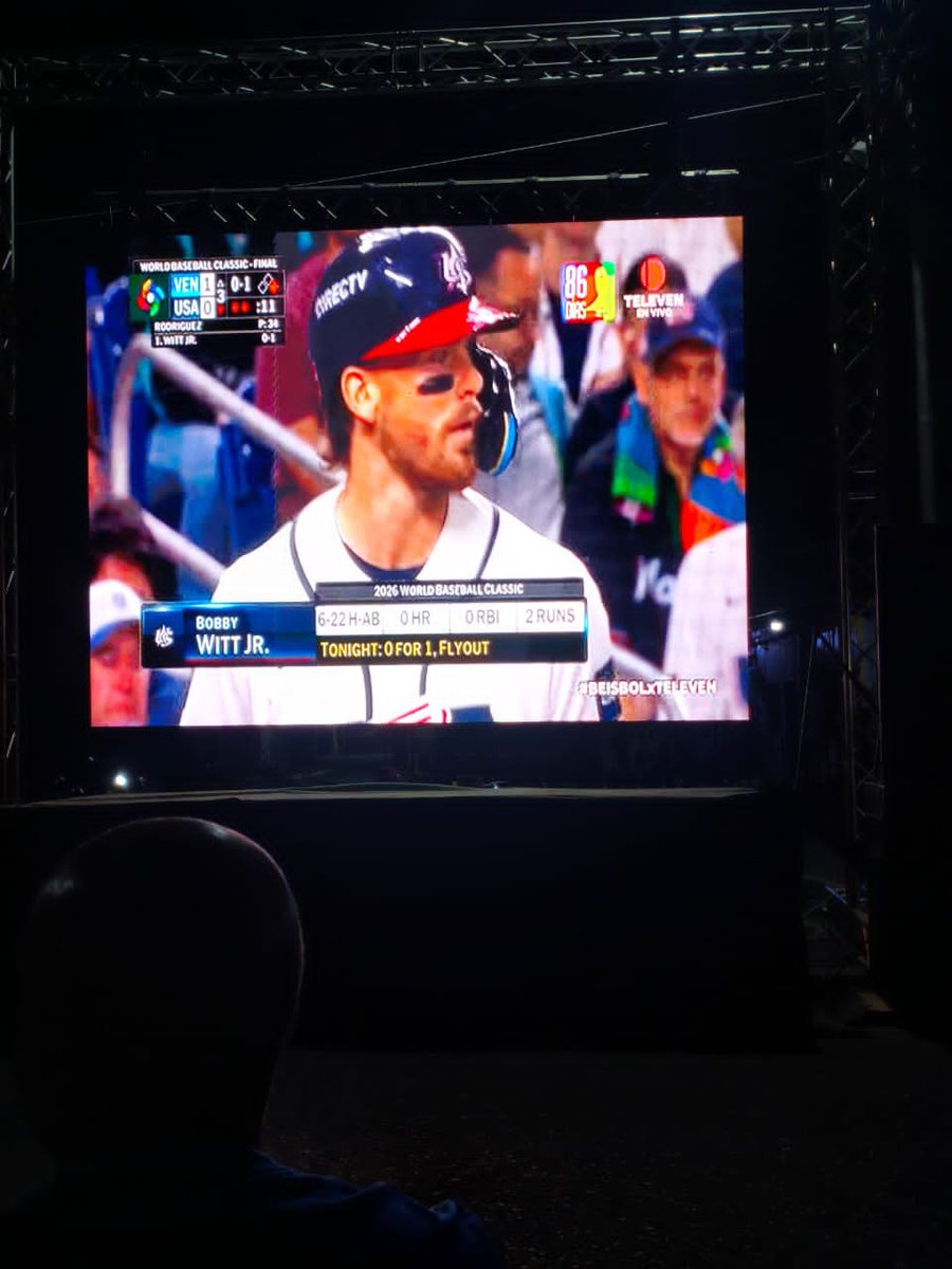 EnzoCavalloR's tweet photo. @Canal_Televen 
@Canal_Televen @Televen_10 @Teledeportes_10 #BEISBOLxTELEVEN 
Disfrutando de la mejor transmisión TELEVEN en pantalla gigante desde Turén Portuguesa. Venezuela esta sonando. Estamos en todo... https://t.co/XnD1AxXRyn