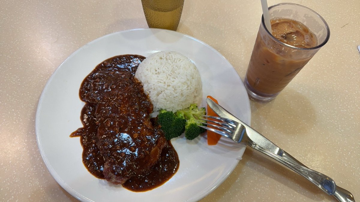 de_f8y's tweet photo. Hong Kong's fast pace forces students and workers to eat out daily. Restaurant meals are always packed with hidden sugar and sodium, driving obesity and chronic disease risks. With no time to cook, the younger generation is facing increasingly dietary health problems. #CJHealt https://t.co/zHkWvS7CSv
