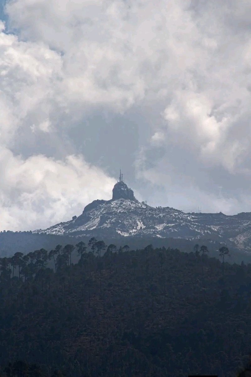 PreMxOficial's tweet photo. #CONOCE ℹ️ || ¿No, que no? El #Popocatépetl, #Iztaccíhuatl, #NevadoDeToluca, #LaMalinche, #CofreDePerote y el #PicoDeOrizaba se vistieron de blanco tras la caída de #nieve / #aguanieve en la zona. ❄️🏔️
〰️❄️ Efectos derivados del paso del #FrenteFrío41. https://t.co/Je3i6KkbeJ