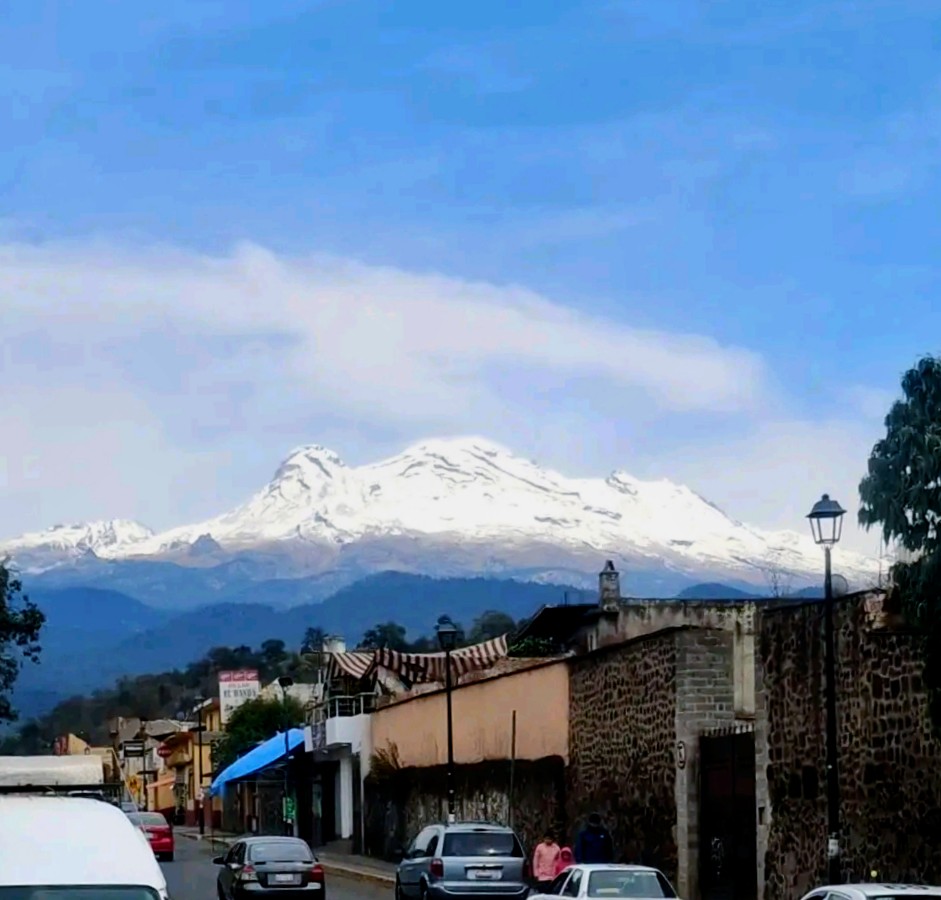 PreMxOficial's tweet photo. #CONOCE ℹ️ || ¿No, que no? El #Popocatépetl, #Iztaccíhuatl, #NevadoDeToluca, #LaMalinche, #CofreDePerote y el #PicoDeOrizaba se vistieron de blanco tras la caída de #nieve / #aguanieve en la zona. ❄️🏔️
〰️❄️ Efectos derivados del paso del #FrenteFrío41. https://t.co/Je3i6KkbeJ