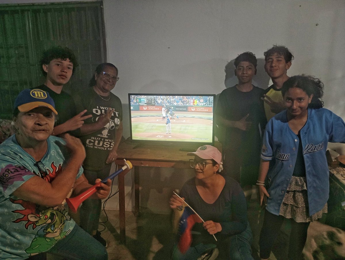 nitorfe's tweet photo. Familia Gavidia Flores Celebrando el cumpleaños de Samuel Gavidia con @teledeporte_10 
Desde Parque Valencia, Carabobo 
#TelevenEstáEnTodo https://t.co/xaE4znunMp
