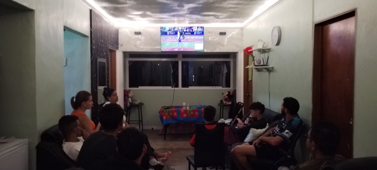 mistradeoficial's tweet photo. #BeisbolxTeleven Disfrutando de esta gran final, en familia apoyando a Venezuela por eleven...  VAMOS MUCHACHOS 🇻🇪 https://t.co/GjiUqywlx1