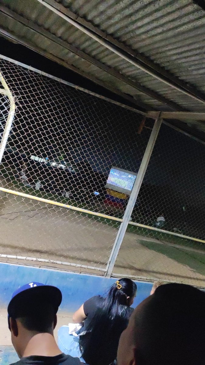 Brayan12ap's tweet photo. Saludos desde El Guayabo estado Zulia. En pantalla gigante en el estadio de béisbol Victor Leónidas Rodríguez. #BeisbolxTeleven https://t.co/m7bzvTw6j1