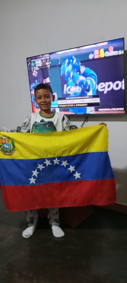 Rodrigo esta activo esperando el O FI CI AL de <a href="/guillearcay/">Guillermo Arcay</a> y un beso de <a href="/SoyAdriFlores/">Adriana Flores</a> con la mejor señal #BeisbolxTeleven
HOY GANA VENEZUELA 😍😍😍