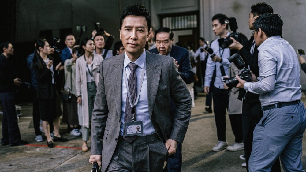 <열혈검사> ★★1/2 법정 장면이 상당 부분을 차지하지만 역시 견자단 배우의 몸을 아끼지 않는 고강도 액션에 집중하게 되는 건 어쩔 수 없다. 책상 위가 아닌 현장의 정의 구현이 중시된, 액션 연출력의 업그레이드.