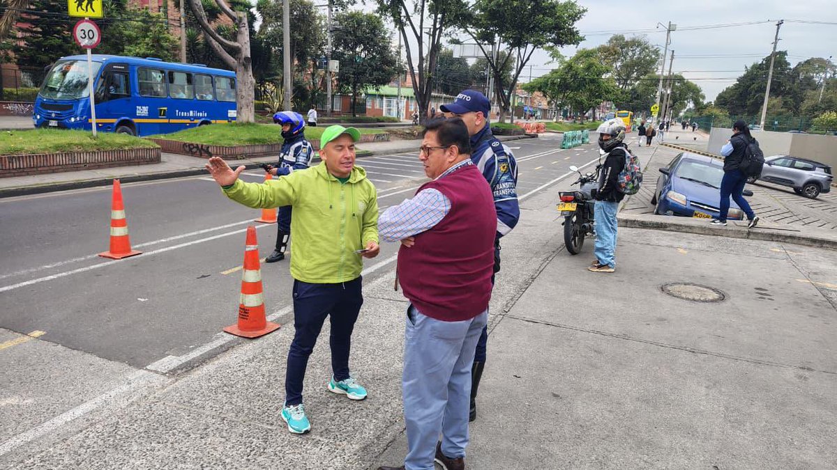 SectorMovilidad's tweet photo. En la Cra 78K con calle 38 sur, en 
la localidad de Kennedy, realizamos controles pedagógicos en vía.🚦

Sensibilizamos a todos los actores viales sobre su rol y la corresponsabilidad que tenemos para una movilidad más segura.

La vida, la prioridad en las vías: un propósito que nos une. 🛣️✅ 

#CulturaParaLaMovilidad