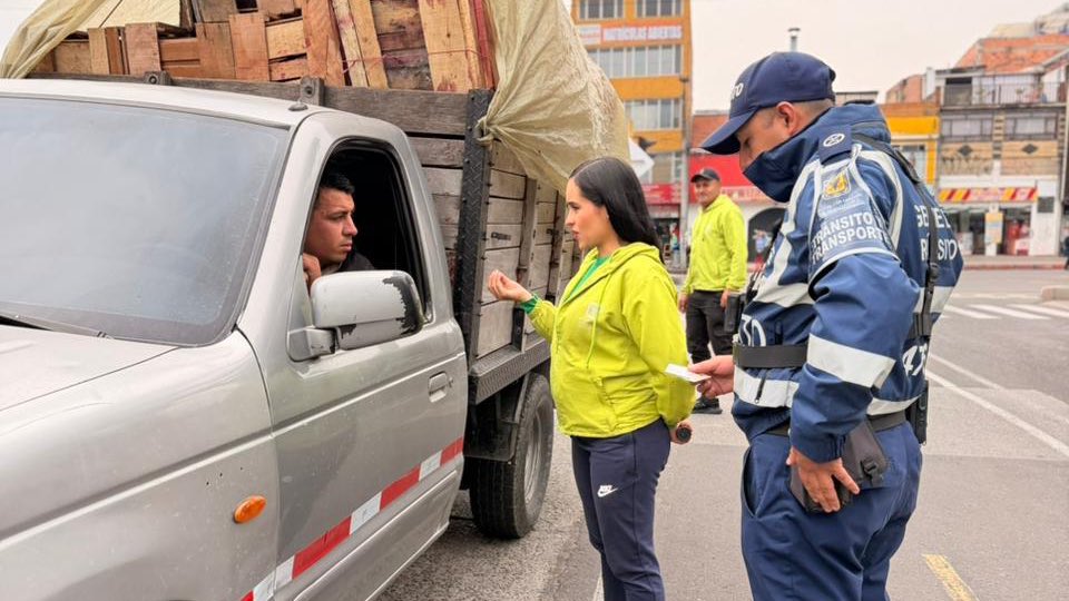 SectorMovilidad's tweet photo. En la Cra 78K con calle 38 sur, en 
la localidad de Kennedy, realizamos controles pedagógicos en vía.🚦

Sensibilizamos a todos los actores viales sobre su rol y la corresponsabilidad que tenemos para una movilidad más segura.

La vida, la prioridad en las vías: un propósito que nos une. 🛣️✅ 

#CulturaParaLaMovilidad