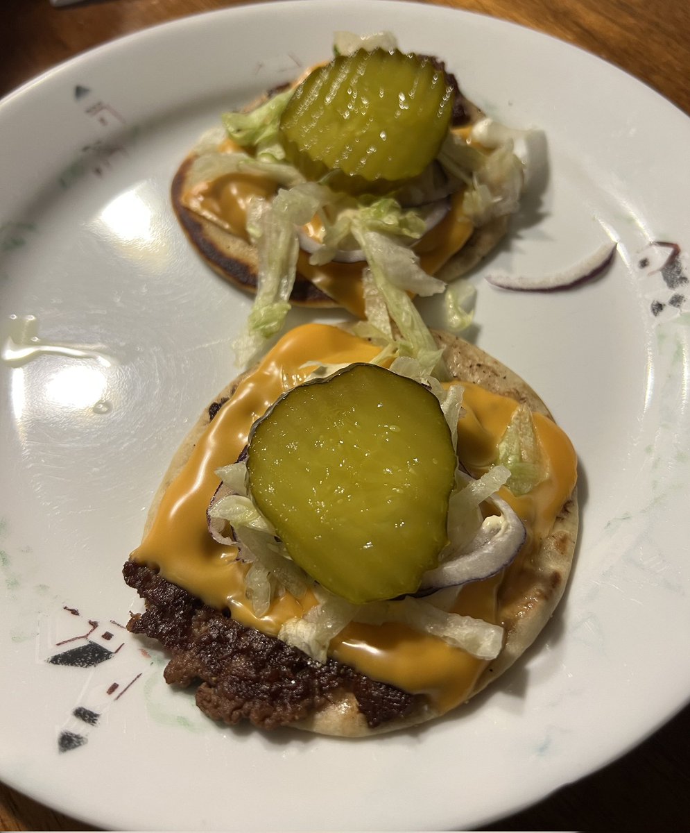 PenningWyse's tweet image. It is Taco Tuesday but I wanted Smash Burgers 🤷‍♂️😂.

Smash Burger Tacos with Havarti, Burger Sauce, Lettuce, Onion and Dill Pickle Chips.

#foodie #smashburgers #Tacos