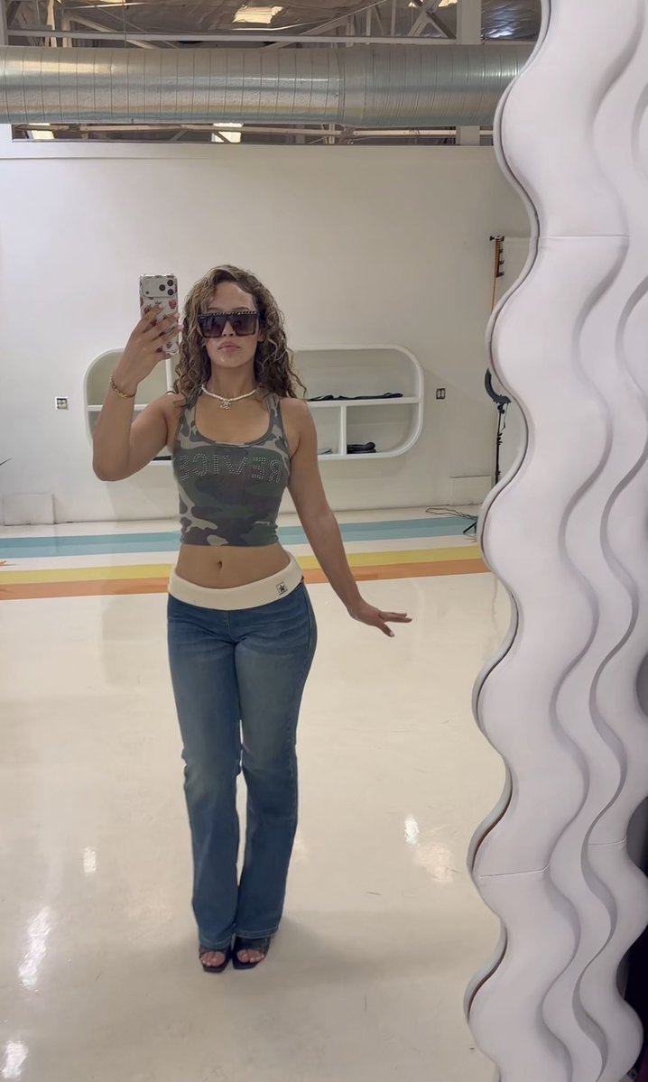 YonnaDaily tweet media