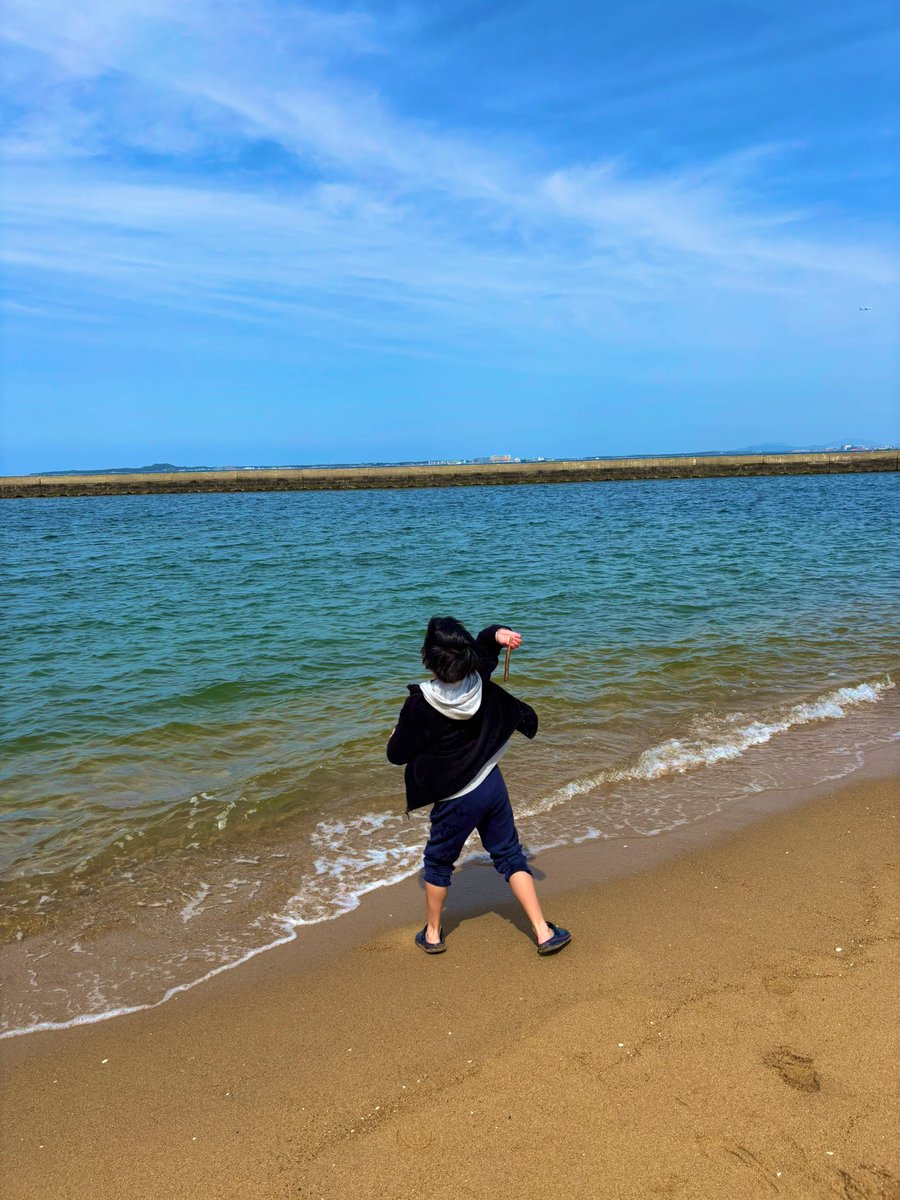 骨折していた左足も固定が外れ自由になると暴れ出そうとする次男😇
体力筋力を少しずつ取り戻していこうと思っていたけど、左ふくらはぎの筋肉は思っていたよりは衰えておらず😁
次男は夫に似て線が細いので、試合に耐えられる体づくりをしていかなくては😁
それにしても枝ばっかり投げてた😂