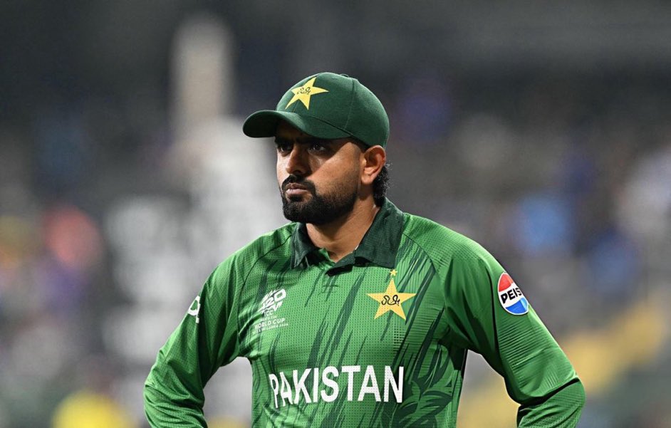 Shoaib_Jatt's tweet photo. کیا یہ شرم کی بات اور قابلِ مذمت نہیں کہ بابر اعظم فُل فٹنس کے بغیر ورلڈ کپ کھیلے؟ نتیجہ یہ نکلا کہ سب نے ان کی خراب پرفارمنس دیکھی۔  
پی سی بی کو ان کے خلاف سخت ایکشن لینا چاہیے۔ کوئی بھی پلیئر گیم سے بڑا نہیں ہونا چاہیے۔ https://t.co/QOefoGqk2i