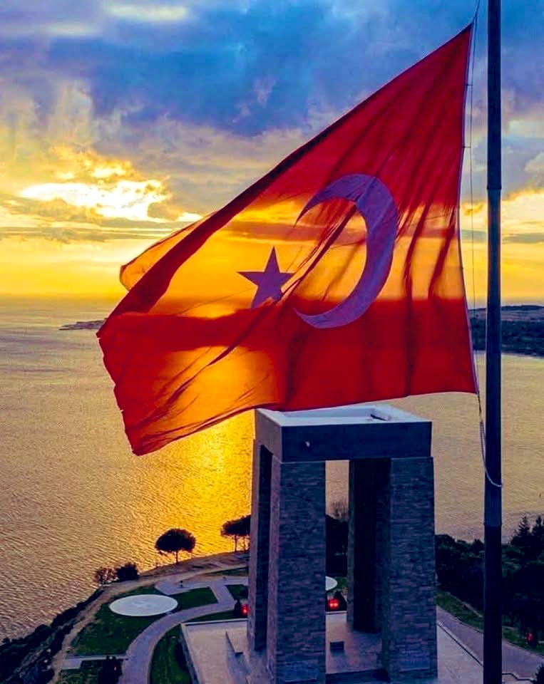 Sana dar gelmeyecek makberi
kimler kazsın. “Gömelim gel
seni tarihe desem, 
sığmazsın.. Bu topraklar için tereddütsüz canını feda etmiş tüm şehitlerimizin ruhları şad mekanları cennet olsun. Bu vatan sizlere minnettar. 🇹🇷
#18MartÇanakkaleZaferi 
#ÇanakkaleGeçilmez
