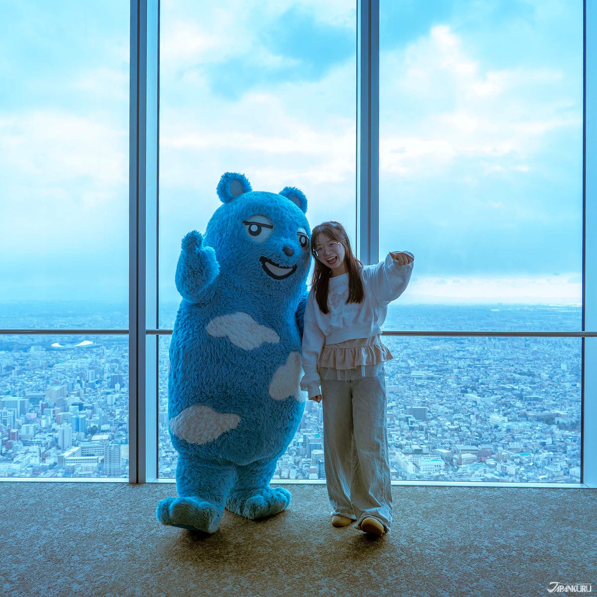 For the best views of Osaka, try the tallest building in Kansai!
The HARUKAS 300 observatory is convenient, and it's probably the best place in Osaka to watch the sunset! 🌅
See more >> japankuru.com/en/tour/258394/

PS: Have you seen ABENOBEA? We're obsessed.🐻

#pr #abenoharukas