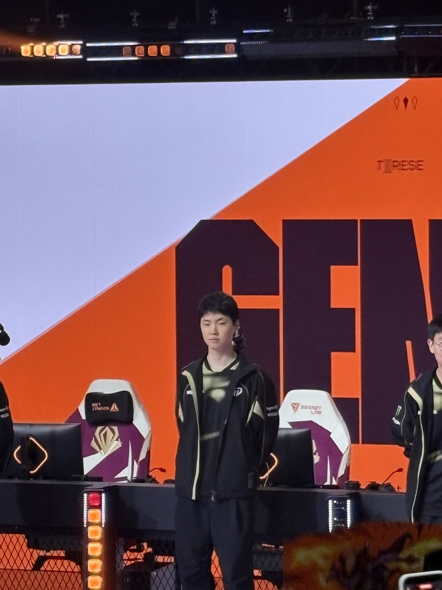 Vi o Chovy presencialmente hoje. Foi sensacional!

Fiquei encantado com a gameplay dele e ainda mais com a da GenG em geral.

Os caras são/estão em outro nível. Vendo eles ao vivo, parece que jogar LoL é fácil.

Eu já sabia da qualidade, mas não tinha tanta noção da disparidade.