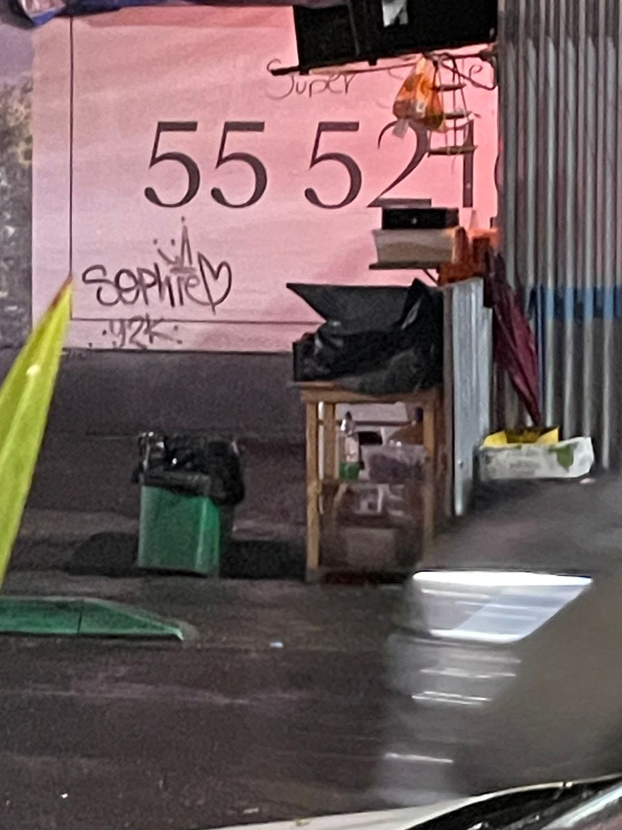 RomaNorte2's tweet photo. El puesto denominado Boy toy en Durango esquina Tonalá, colonia Roma pone su basura en la ciclovía y ya la tiene con grasa, creando fauna nociva, por favor, @AlcCuauhtemocMx @pcacuauhtemoc @erikayazminrg @obdulioA urge su atención. @LaRomaMex @adnnoticiasmx @azuetagO @Reforma https://t.co/qf11s8RTeP