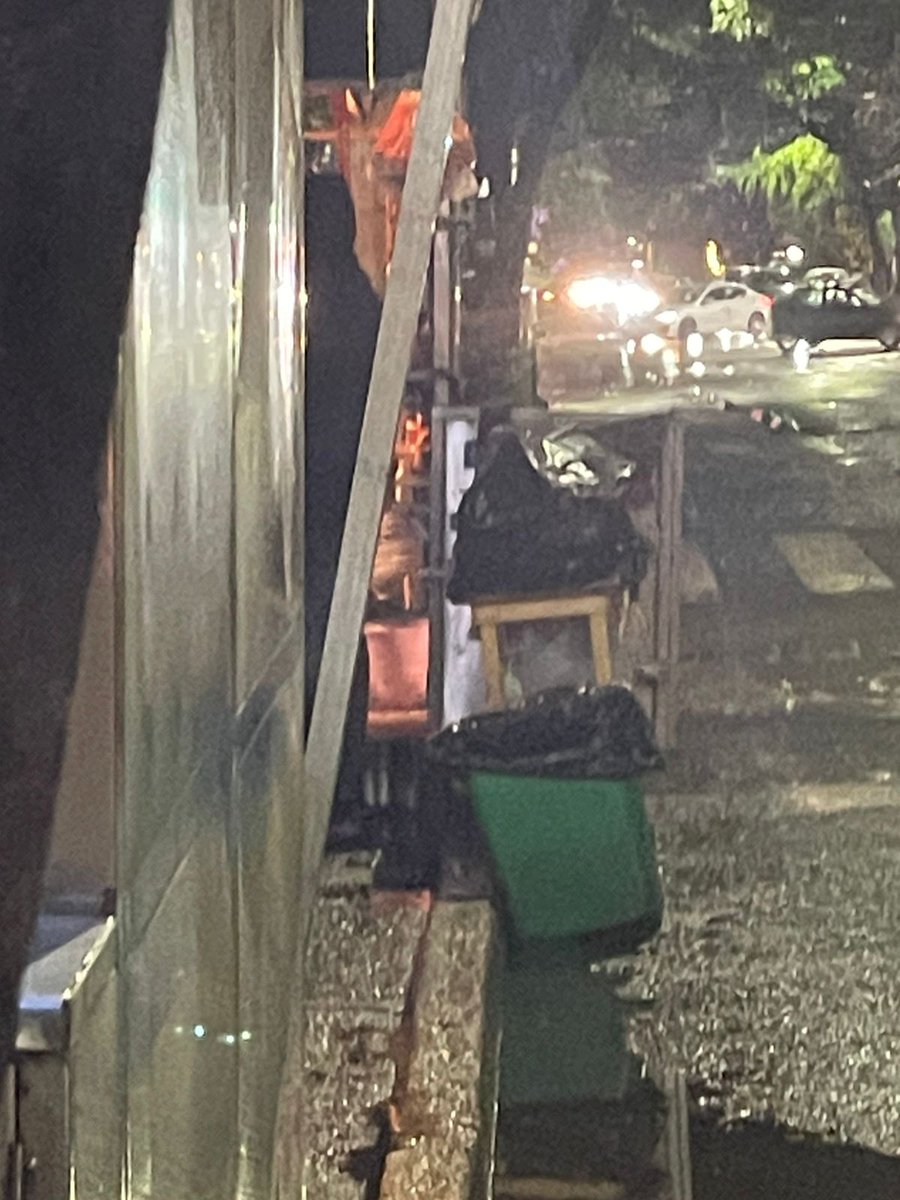 RomaNorte2's tweet photo. El puesto denominado Boy toy en Durango esquina Tonalá, colonia Roma pone su basura en la ciclovía y ya la tiene con grasa, creando fauna nociva, por favor, @AlcCuauhtemocMx @pcacuauhtemoc @erikayazminrg @obdulioA urge su atención. @LaRomaMex @adnnoticiasmx @azuetagO @Reforma https://t.co/qf11s8RTeP