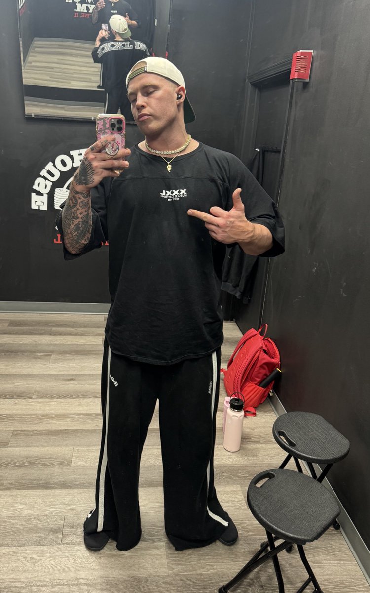 𝑲𝒚𝒍𝒆 𝑭𝒍𝒆𝒕𝒄𝒉𝒆𝒓 ✧ Parody tweet media