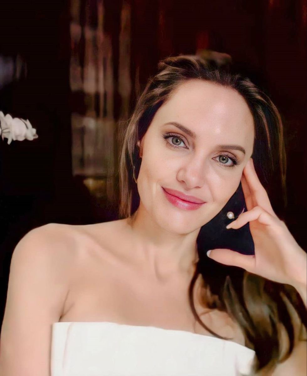 Angelina jolie tweet media