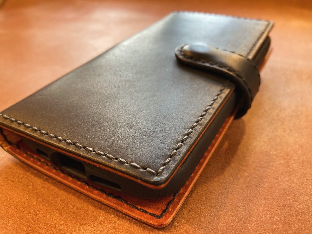 ouchi_leather's tweet photo. 【手帳型スマホケース】
手帳タイプのスマホケース製作させていただきました。
外はキリッと内にブラウンのカラー合わせ。
ベルト隠しマグネット留めなので開閉もストレスなしです。
長くお使いいただけますように☺️
#福島市 #革製品 #レザー #スマホケース https://t.co/IpiKYbjoQ9