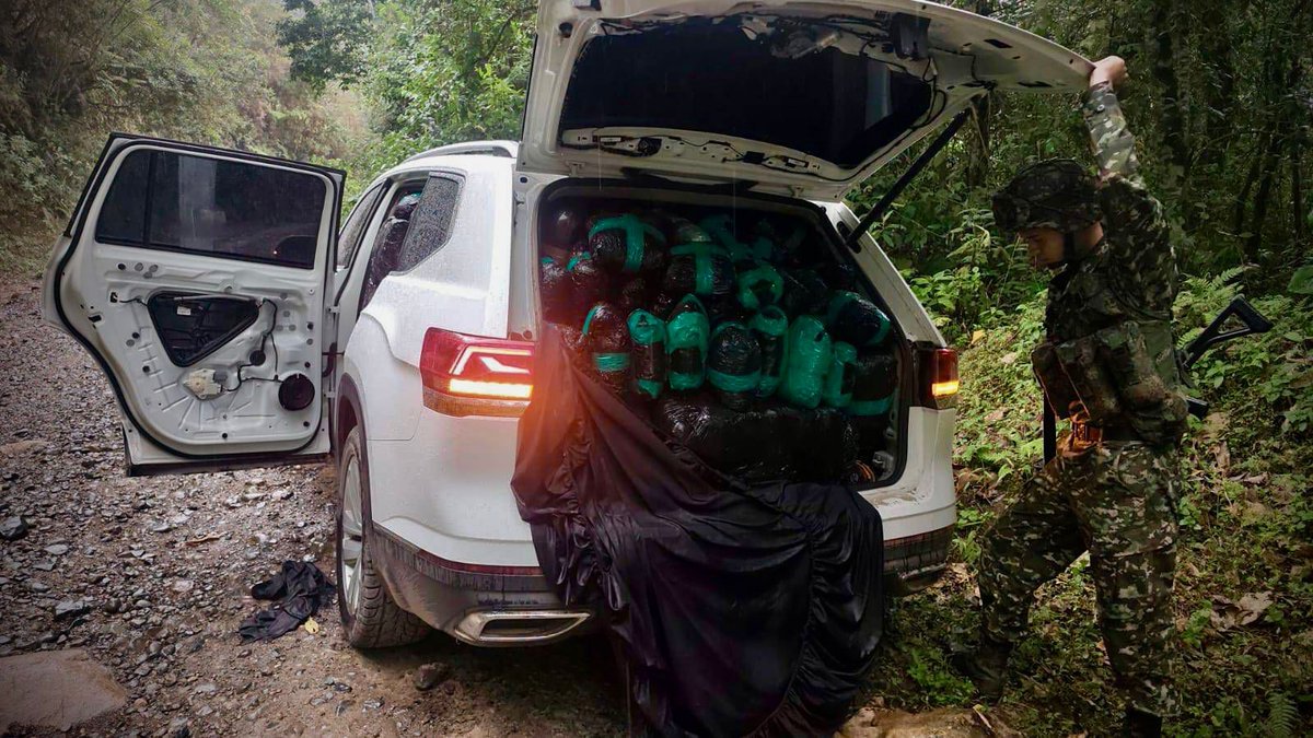 COL_EJERCITO's tweet photo. 🔴🕔📢 #LaPrimeraDelDía | Golpe al narcotráfico en el #EjeCafetero.

Una tonelada de marihuana, al parecer perteneciente al grupo armado organizado residual Frente 57 Yair Bermúdez, fue incautada por tropas de la #OctavaBrigada de @Ejercito_Div5, en zona rural de Salento, #Quindío.

Durante la operación militar, se capturó en flagrancia a un sujeto, quien sería el encargado de transportar esta sustancia. Esta persona y el material incautado fueron puestos a disposición de las autoridades competentes.

#ContundenciaOperacional
#NuestroCompromisoEs🇨🇴