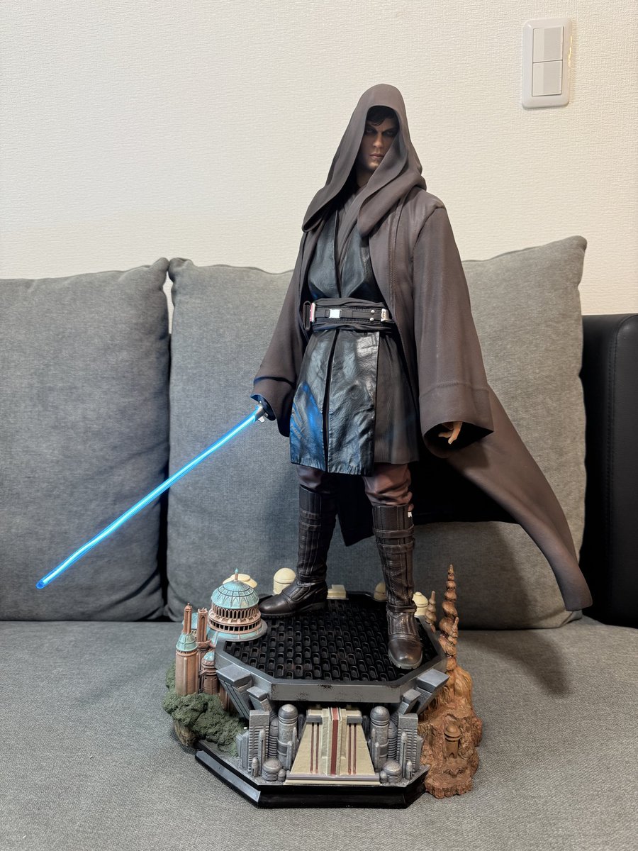 フィギュアというよりパーツ同士の接触音が焼物の音。マントの質感も台座も素晴らしい 