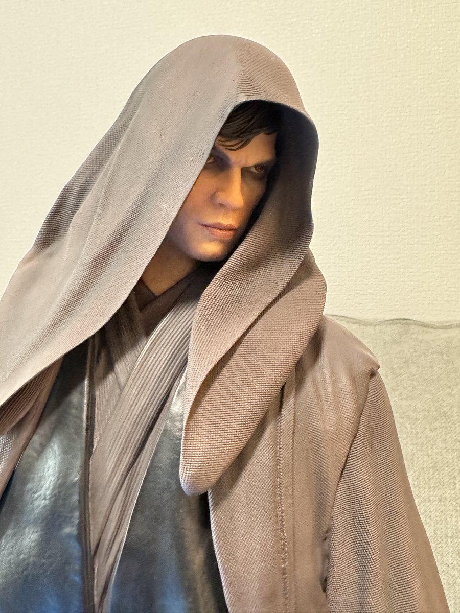 フィギュアというよりパーツ同士の接触音が焼物の音。マントの質感も台座も素晴らしい 