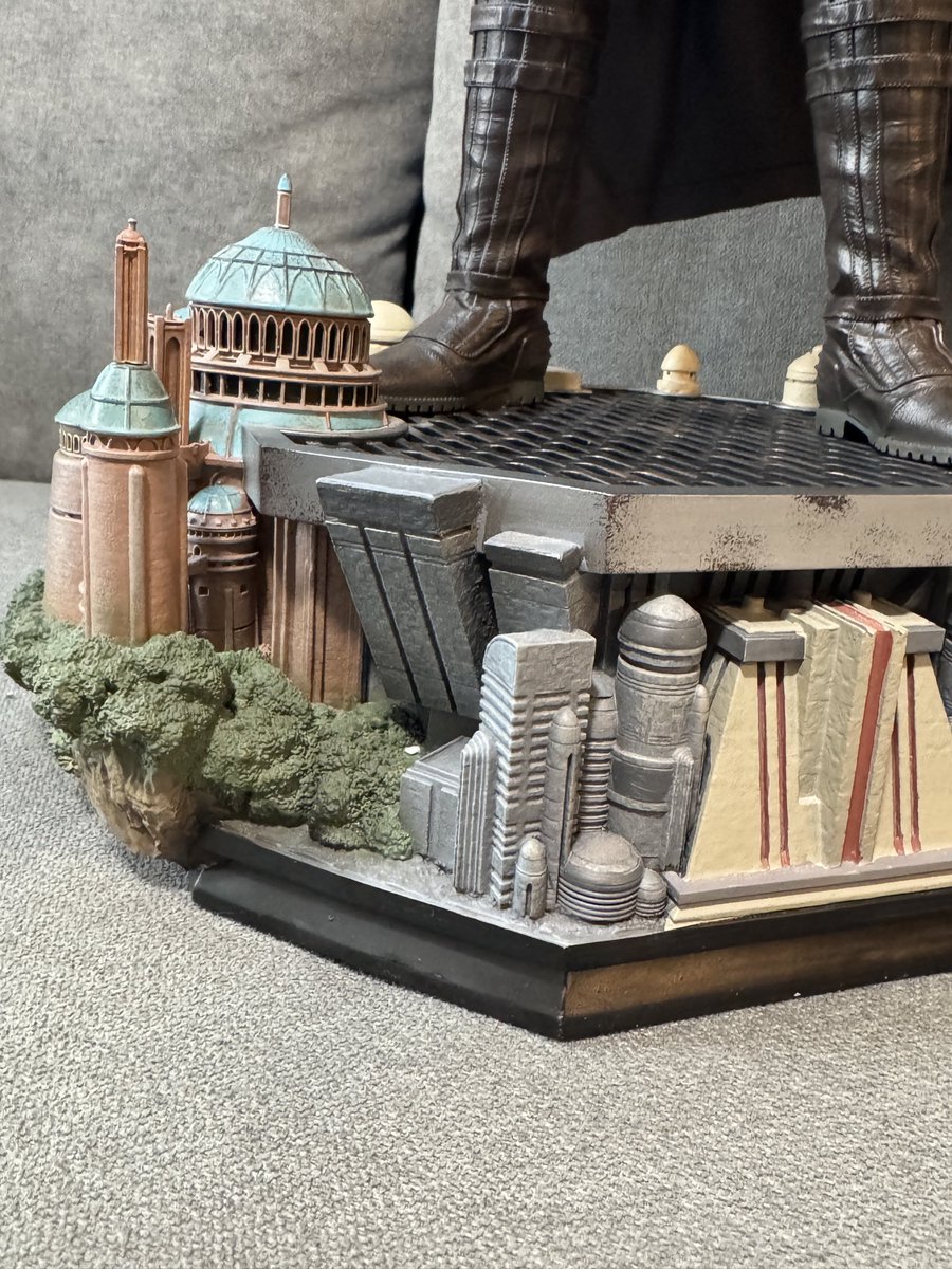 フィギュアというよりパーツ同士の接触音が焼物の音。マントの質感も台座も素晴らしい 