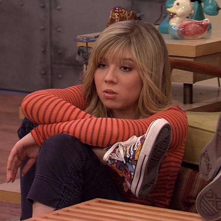 _skreetbull's tweet photo. What do these three have in common?
#Nickelodeon #ICarly #Victorious #SamPuckett #JadeWest #MaxBlack #2BrokeGirls https://t.co/U45eX6rK8S