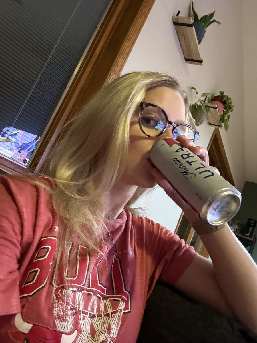 sammywhitesox's tweet photo. ‘Twas the night before my first round of the #108Tourney 

Only baseball on tv and Mich Ultra for the journey #votesam https://t.co/NdO8bzUM0f