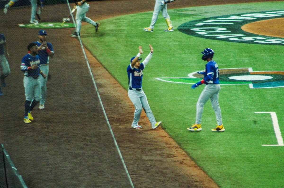 ExtraInningsUK's tweet photo. Salvador Pérez jumpstarts the @TeamBeisbolVe offence with a single in the second, going to second on a walk, third on a wild pitch, and scoring on a Maikel García sacrifice fly. Javier Sanoja just a fantastic cheerleader. 
🇻🇪  1 - 🇺🇸 0 #WorldBaseballClassic #ExpectEverything https://t.co/8RbxODAjAk