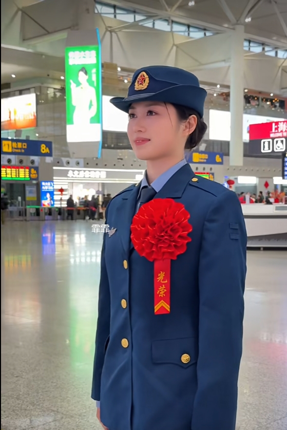 daixiaoni2's tweet photo. 四年的空军小姐姐退役了
致敬最可爱的人 https://t.co/UxGUjQ7S0g