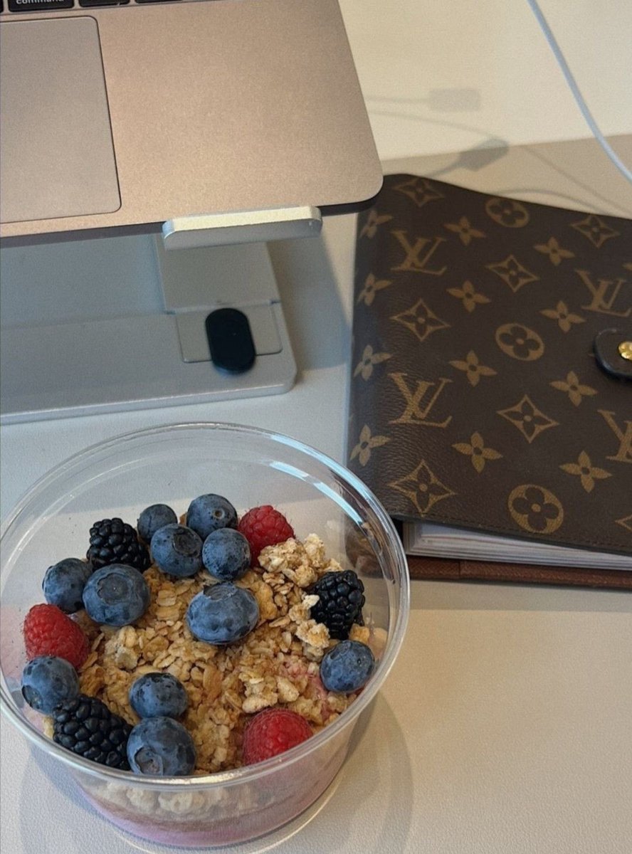 ㅤ
Starting the day with breakfast at work. Happy Friday! 
ㅤ
