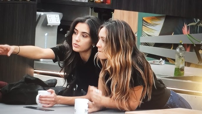 rrobsonms's tweet image. Helena e Zeudi ficaram de fora do elenco do Grande Fratello VIP, deixando os fãs decepcionados — sem elas, a audiência jamais será a mesma. As duas protagonizaram o maior ship sáfico da história do formato italiano.

#gfVIP  #grandefratello #zelena