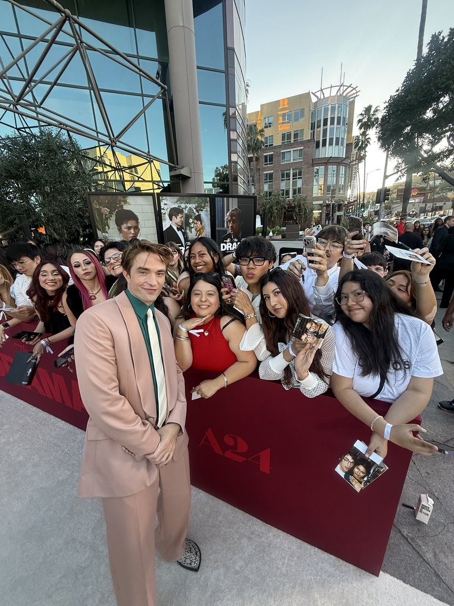 thcluvs's tweet photo. ME AND ROBERT WHAT THE FUCK https://t.co/xA4jJ0aF19