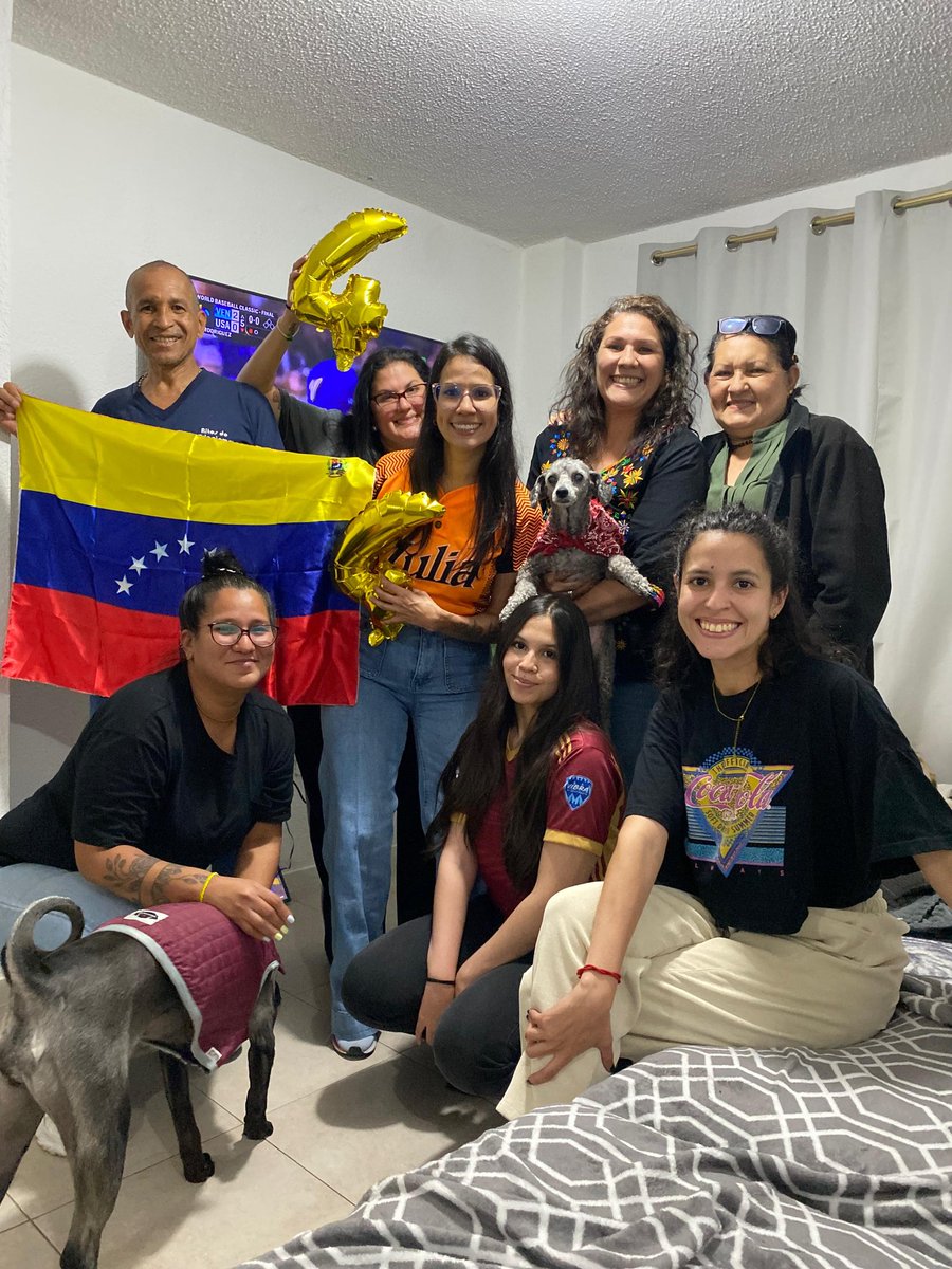 MariaCharlott's tweet photo. CELEBRANDO LA FINAL DESDE ECUADOR  ¡VIVA LA TIERRA! #FELIZCUMPLE MANA #BEISBOLxTELEVEN https://t.co/MRWonPCah5