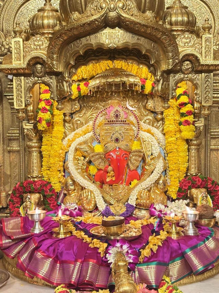 प्रथम पूज्य देवता 
विघ्नहर्ता गणपति
श्री सिद्धिविनायक नमो नमः