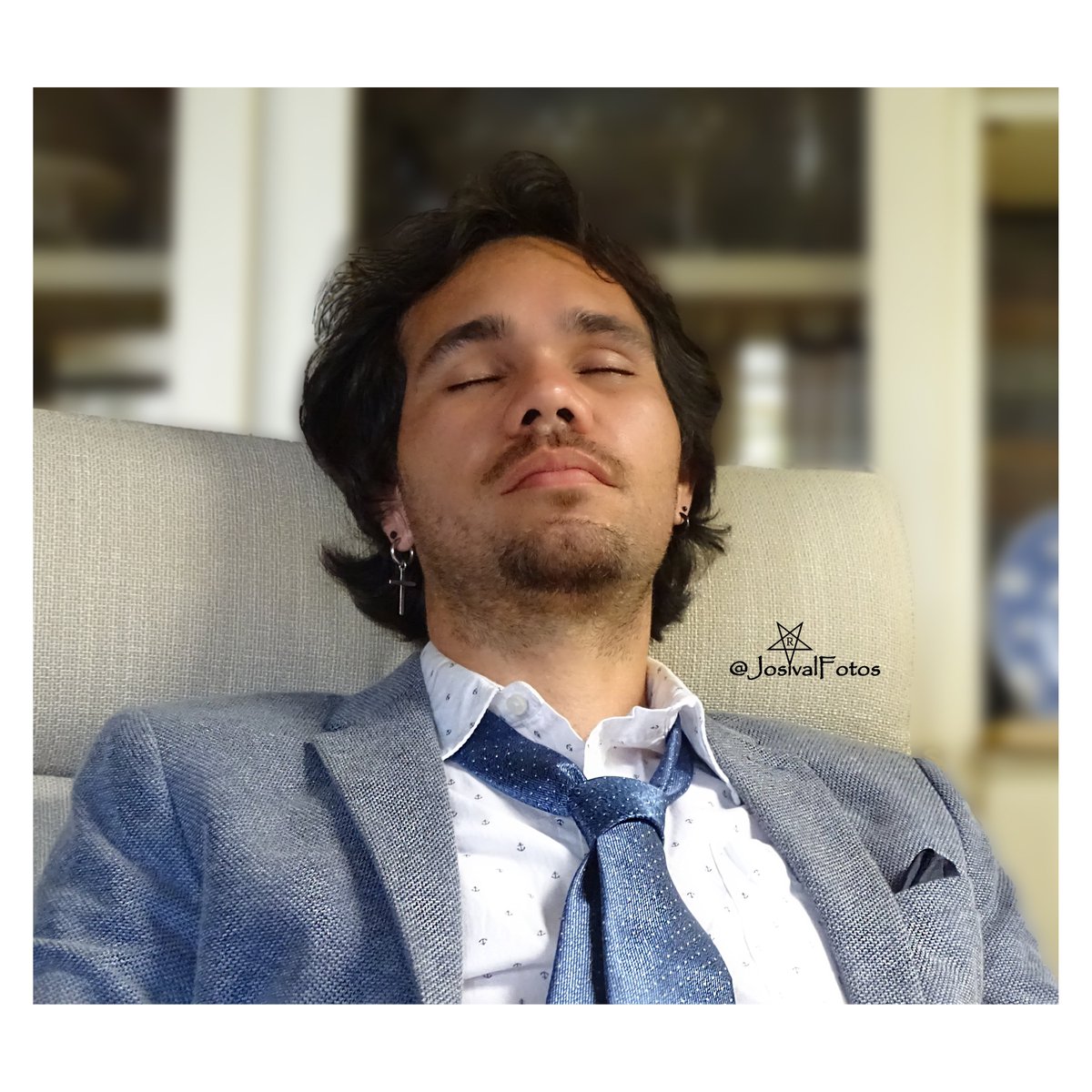 JosivalFotos's tweet image. "Para el ciego serás llama suavísima
que en el tacto palpita alegremente 
el roce de unos labios,
una sombra de párpados..."
(Emilio Ballagas, poeta cubano)

Modelo: #Arkanys No. 1 @carmenates_leo 
Foto: @JosivalFotos 
Publicado: #17marzo 2026

Versió en:
@RostrosCubanos #retrato