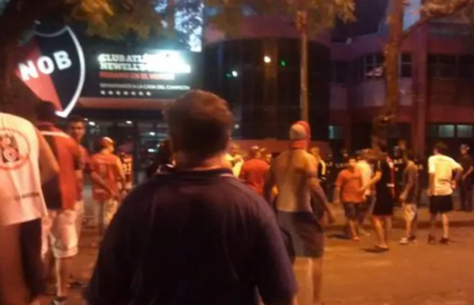 NEWELLSIEMPRE's tweet photo. BANDERAZO ULTIMOS AÑOS... 15 20 30 35 40 mil personas..

PROTESTA EN LAS PUERTAS DEL CLUB... 200 !

CUANDO REALMENTE HAY QUE ESTAR...

SUMADO A LOS DIRIGENTES, JUGADORES Y REPRESENTANTES METIDOS EN EL CLUB SE SUMA LA GENTE, NADIE REACCIONA, NADIE INSULTA, SILBAN 1 PARTIDO Y AL SIGUIENTE APLAUDEN..

DIFICIL SALIR DE ESTA, SOMOS POCOS LOS QUE REALMENTE AMAMOS A NEWELLS.