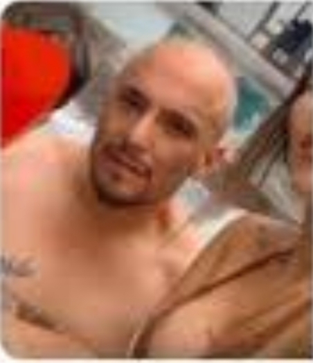 ESTE PELIGROSO DELINCUENTE, INTEGRANTE DE UN GDO DE ESMERALDAS, SE LLAMA ALEX BRAVO, PERO LO INCREÍBLE, ES QUE RAFAEL CORREA LO NOMBRÓ GERENTE GENERAL DE PETROECUADOR. RESULTADO: SE ROBÓ MILLONES. ¡NO HAY DERECHO!