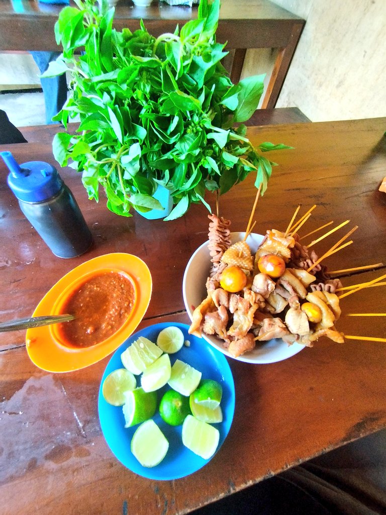 arieparikesit's tweet image. #KulinerMudik #Jogja Kotagede

Soto laksana pho Vietnam, soalnya pakai herba daun kemangi sebagai penambah aroma, segarrrr. 

Soto ayam kampung, pakai lenthuk (seperti perkedel singkong) lalu di meja makan metikin daun kemangi sendiri untuk dicemplungke ke kuah puanasss, hasilnya