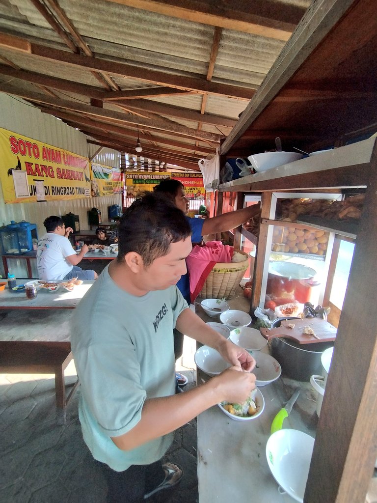 arieparikesit's tweet image. #KulinerMudik #Jogja Kotagede

Soto laksana pho Vietnam, soalnya pakai herba daun kemangi sebagai penambah aroma, segarrrr. 

Soto ayam kampung, pakai lenthuk (seperti perkedel singkong) lalu di meja makan metikin daun kemangi sendiri untuk dicemplungke ke kuah puanasss, hasilnya