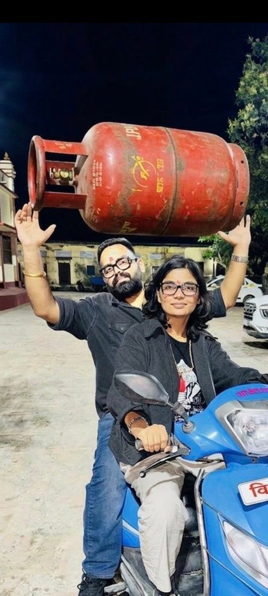 KumarKaushik06's tweet photo. @nehafolksinger पीछे बैठा महावली सिलेंडर अंगुलियों से ही उठा लिया है😂😂😂 ऐसे महावली को देखकर कोई सिलेंडर देने से मना नहीं करेगा। भोजपुरी गाना तो ठीक है पर इडिटींग करना तुम्हें सिखने की जरूरत है। https://t.co/aiB3hGUnyk